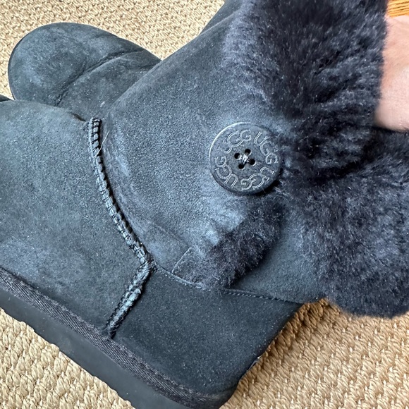UGG black Bailey Button pull on boot.  size 10.  Boxed - Picture 3 of 14